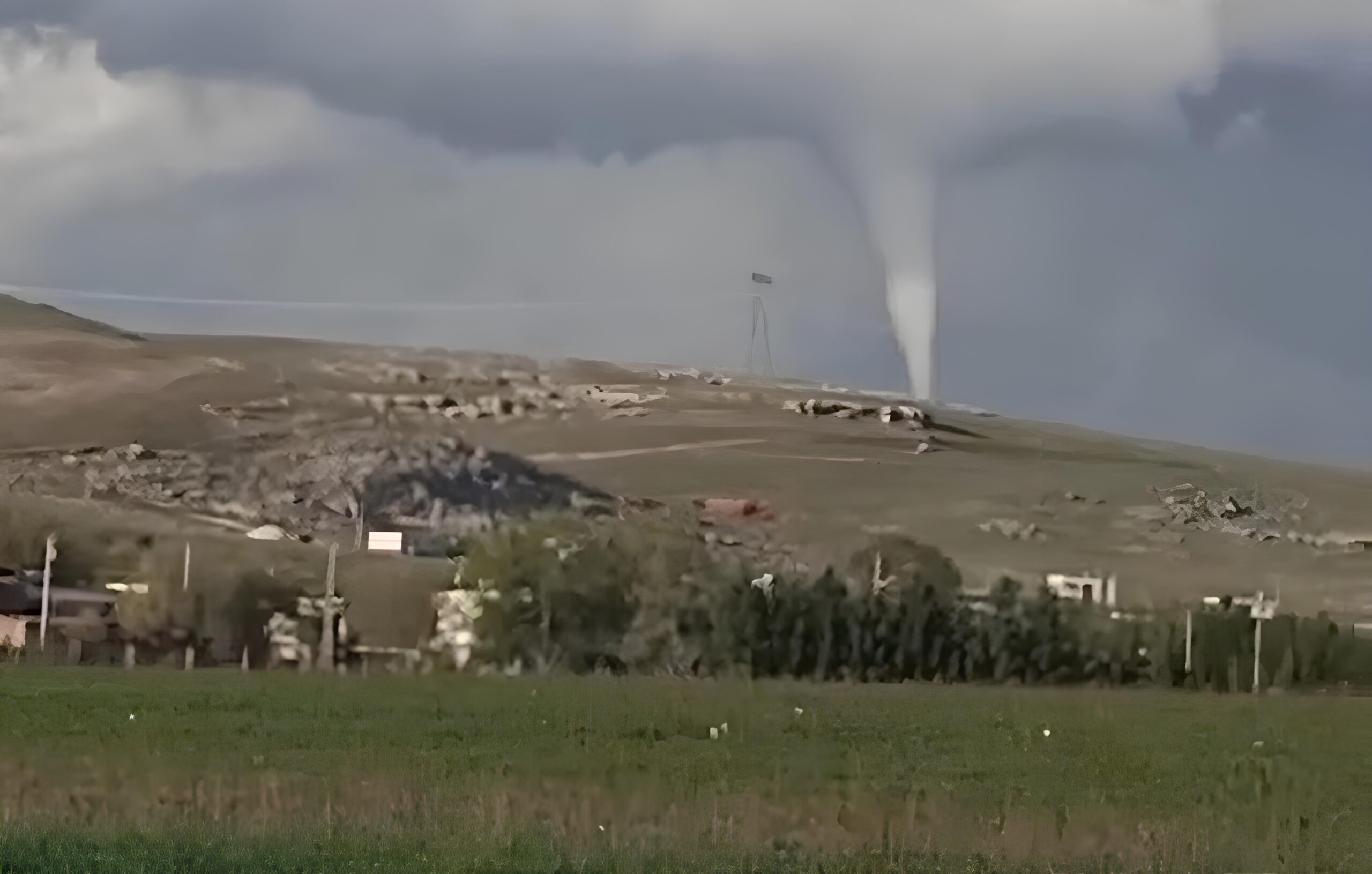 Eğil’in Bahşilar Köyünde Hortum Felaketi: Ev ve Tarım Arazileri Zarar Gördü