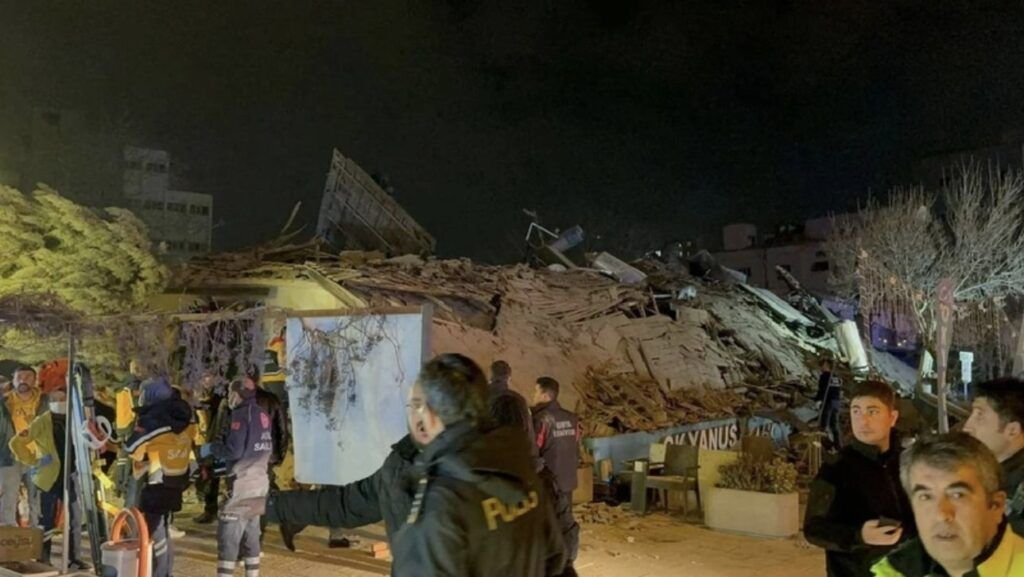 Konya’da bina çöktü arama kurtarma çalışması başlatıldı