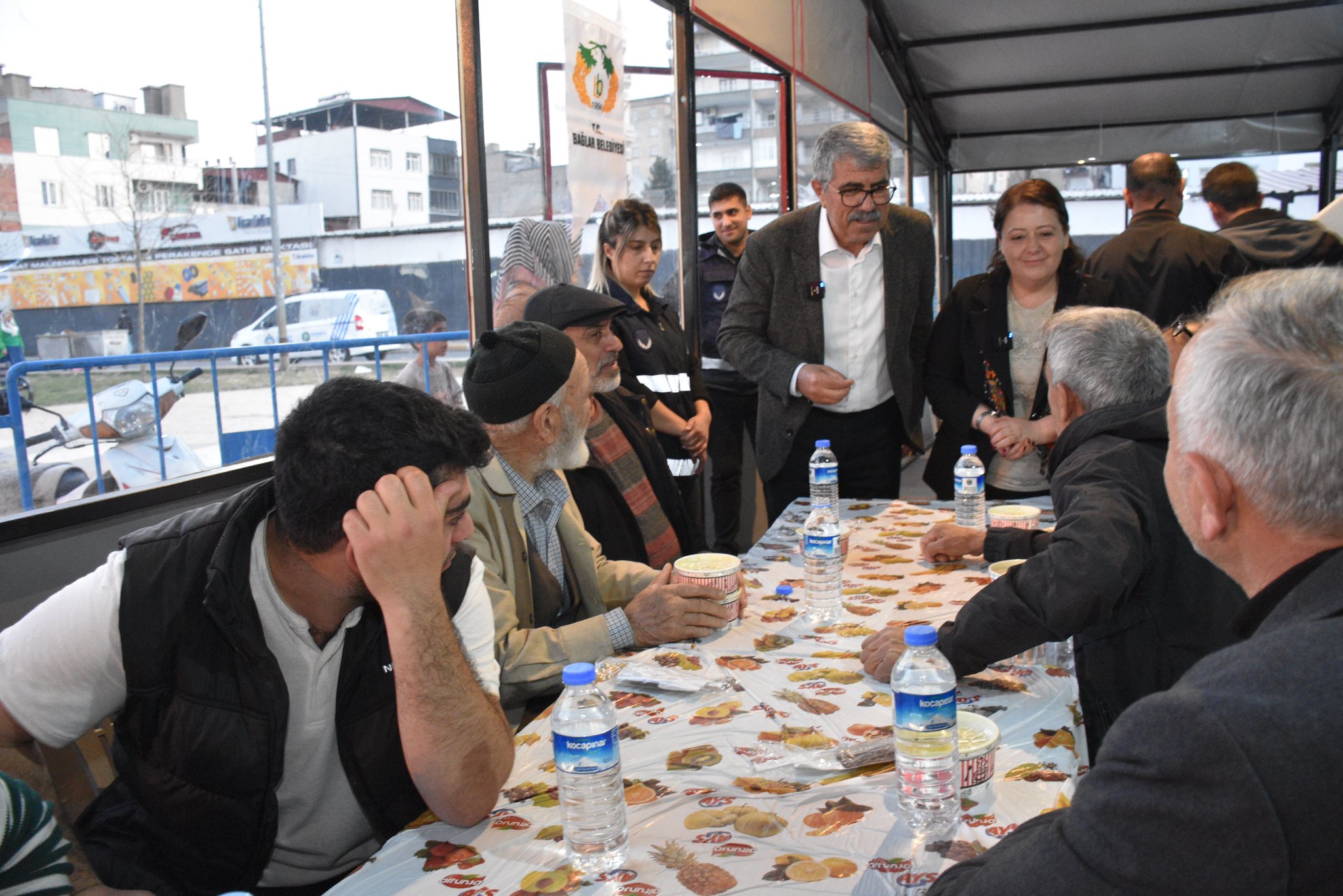 Bağlar Belediyesi Eş Başkanları, İftar Çadırını Ziyaret Edip Yurttaşlarla Orucunu Açtı