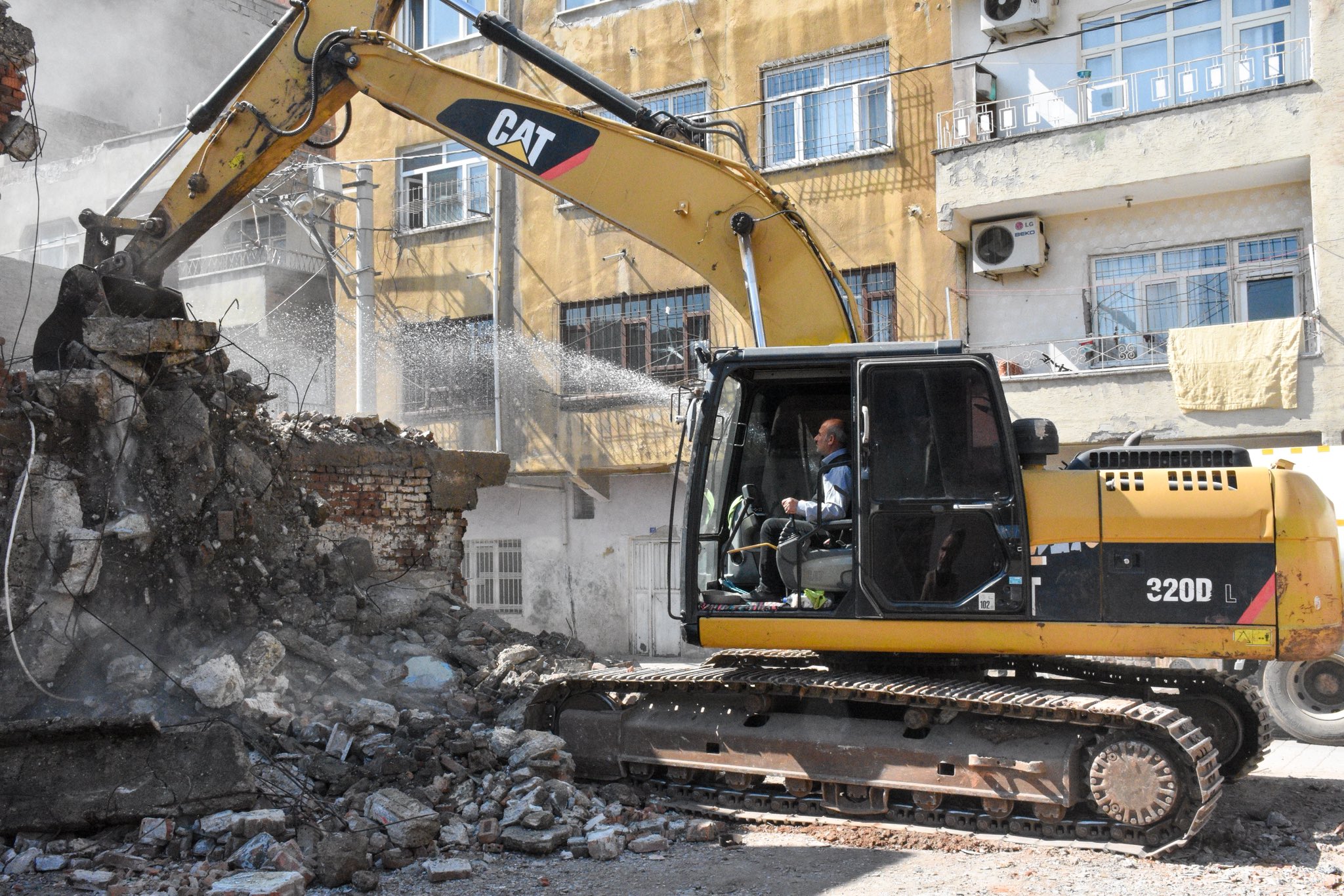 Halkın talebi karşılandı: 17 metruk yapı yıkıldı