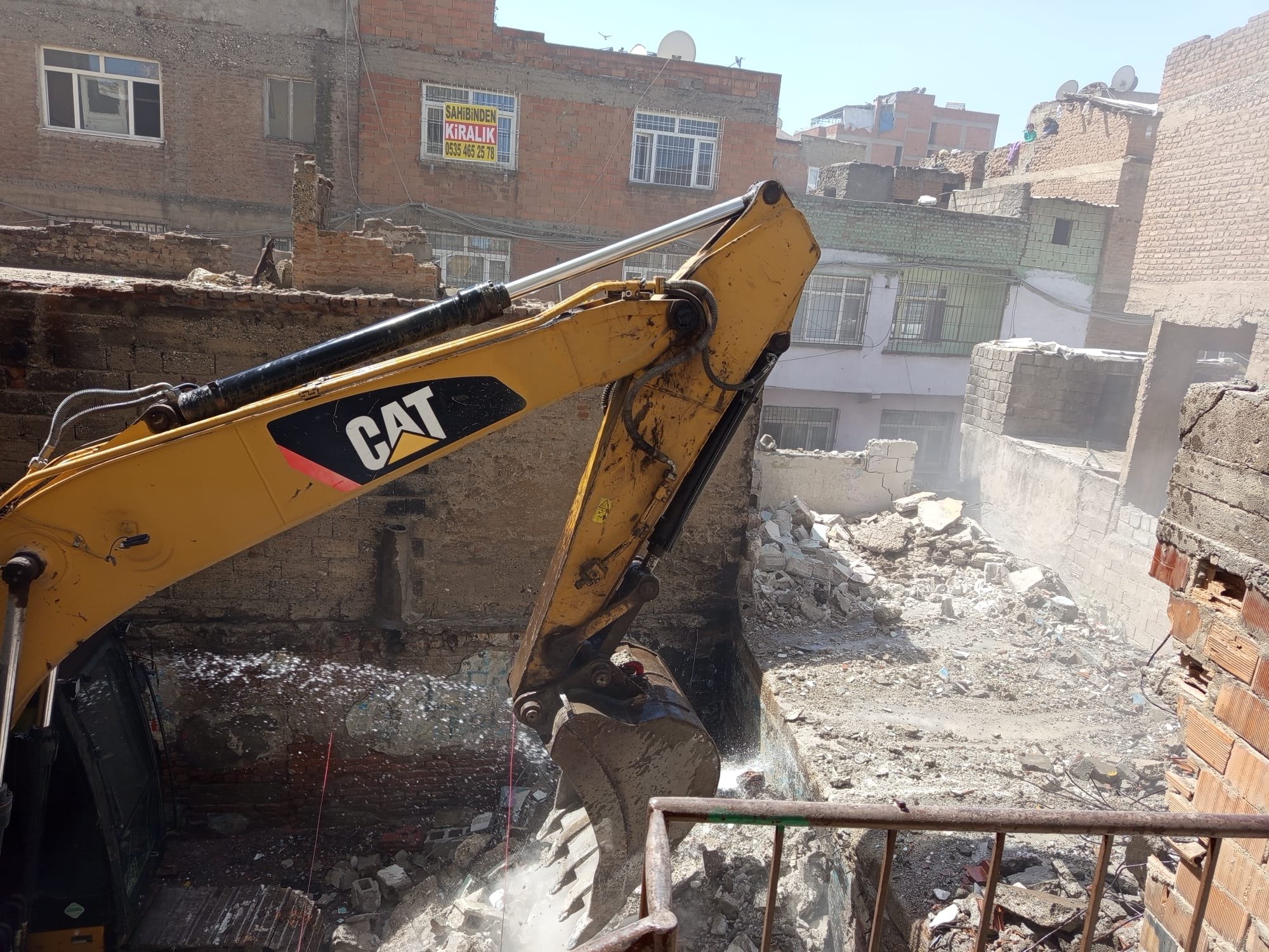 Bağlar’da Metruk Yapıların Yıkımı Devam Ediyor
