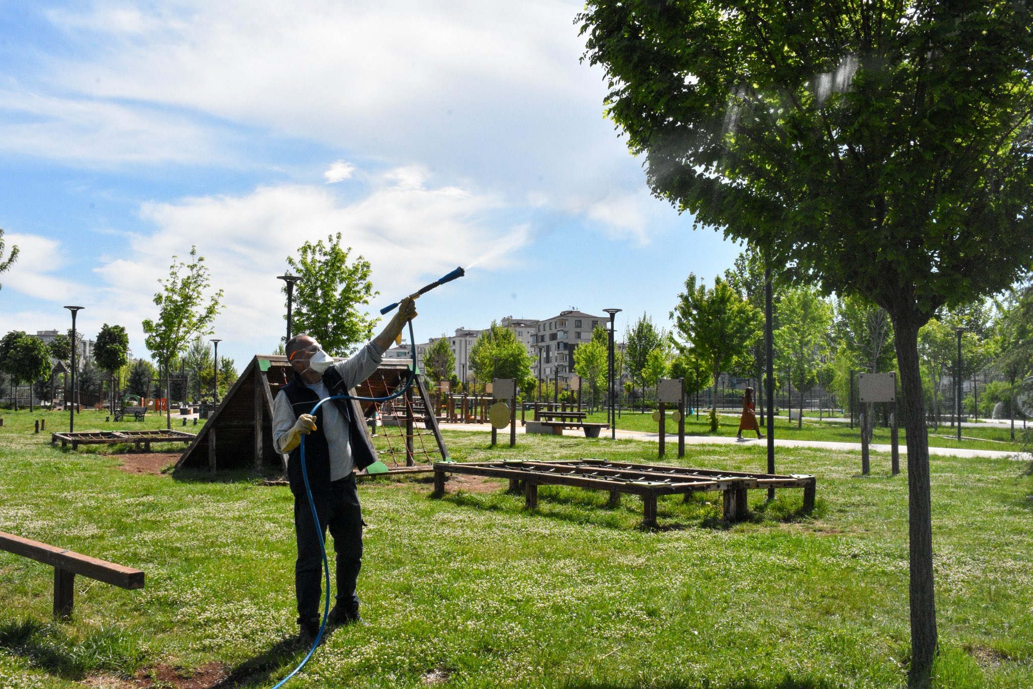 Bağlar Belediyesi’nden Park ve Bahçelerde Yoğun İlaçlama ve Bakım Çalışması