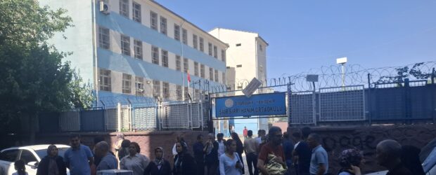 Diyarbakır’da LGS Heyecanı: Veliler Dualarla Uğurladı
