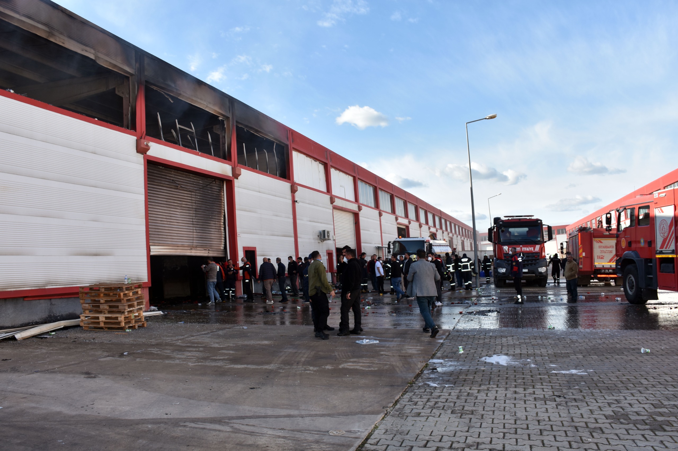İtfaiyenin hızlı müdahalesiyle Mega Sanayi Sitesi’ndeki yangın söndürüldü