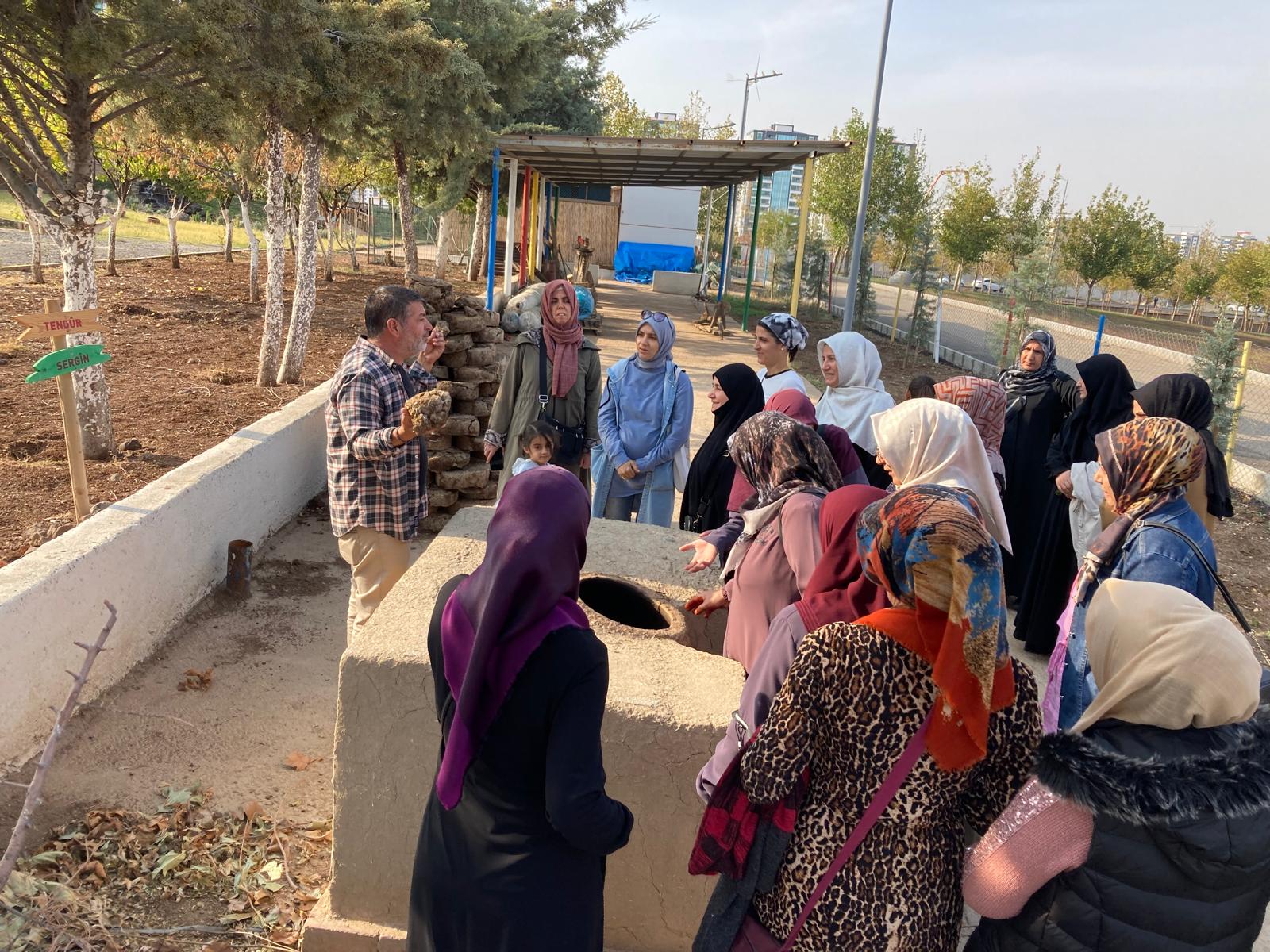 Kadınlar tıbbi ve aromatik bitkileri yerinde tanıyor