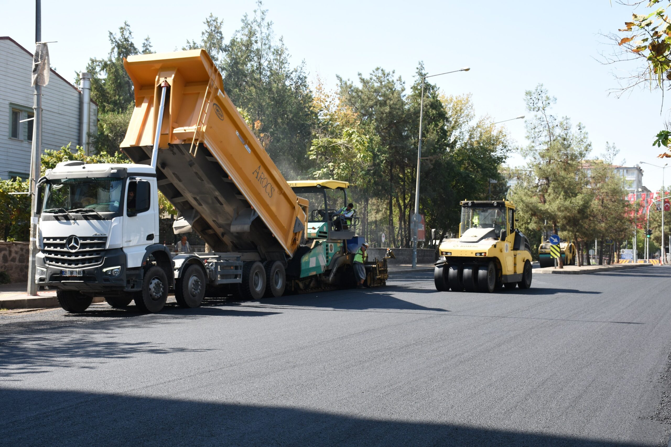 11 kilometrelik 11 cadde ve bulvara 30 bin ton asfalt serildi