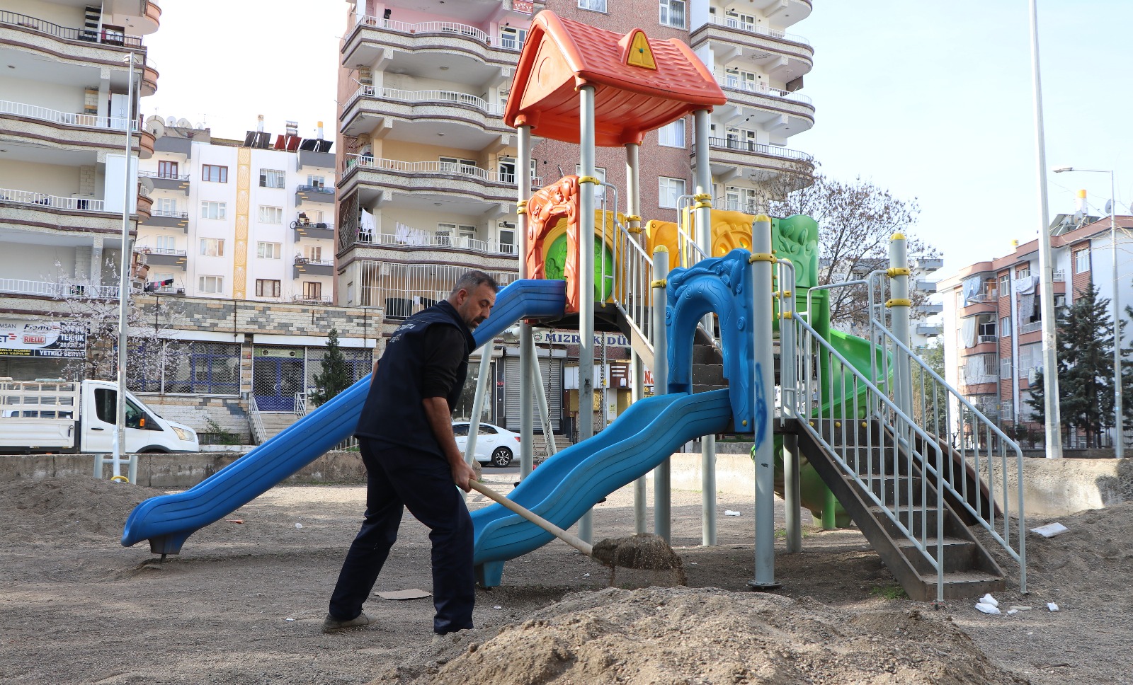 Kayapınar Belediyesi’nden parklarda bakım ve onarım seferberliği
