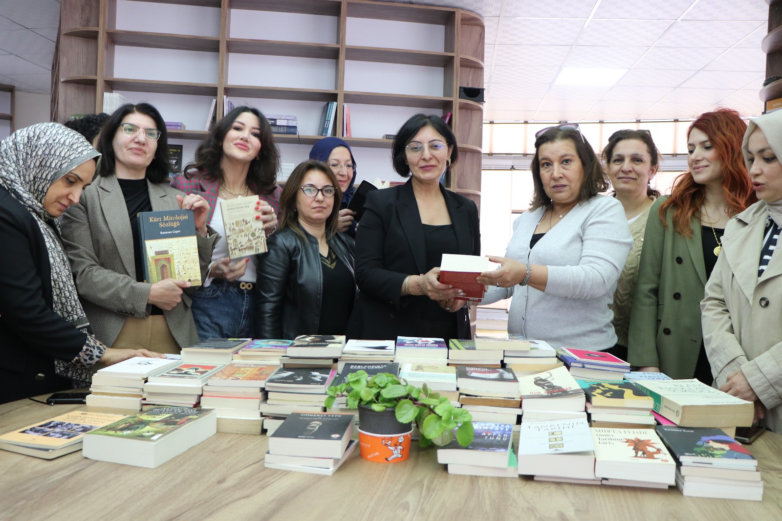 DTSO Kadın Meclisi tarafından Kadın Eserleri Kütüphanesi’ne kitap bağışı