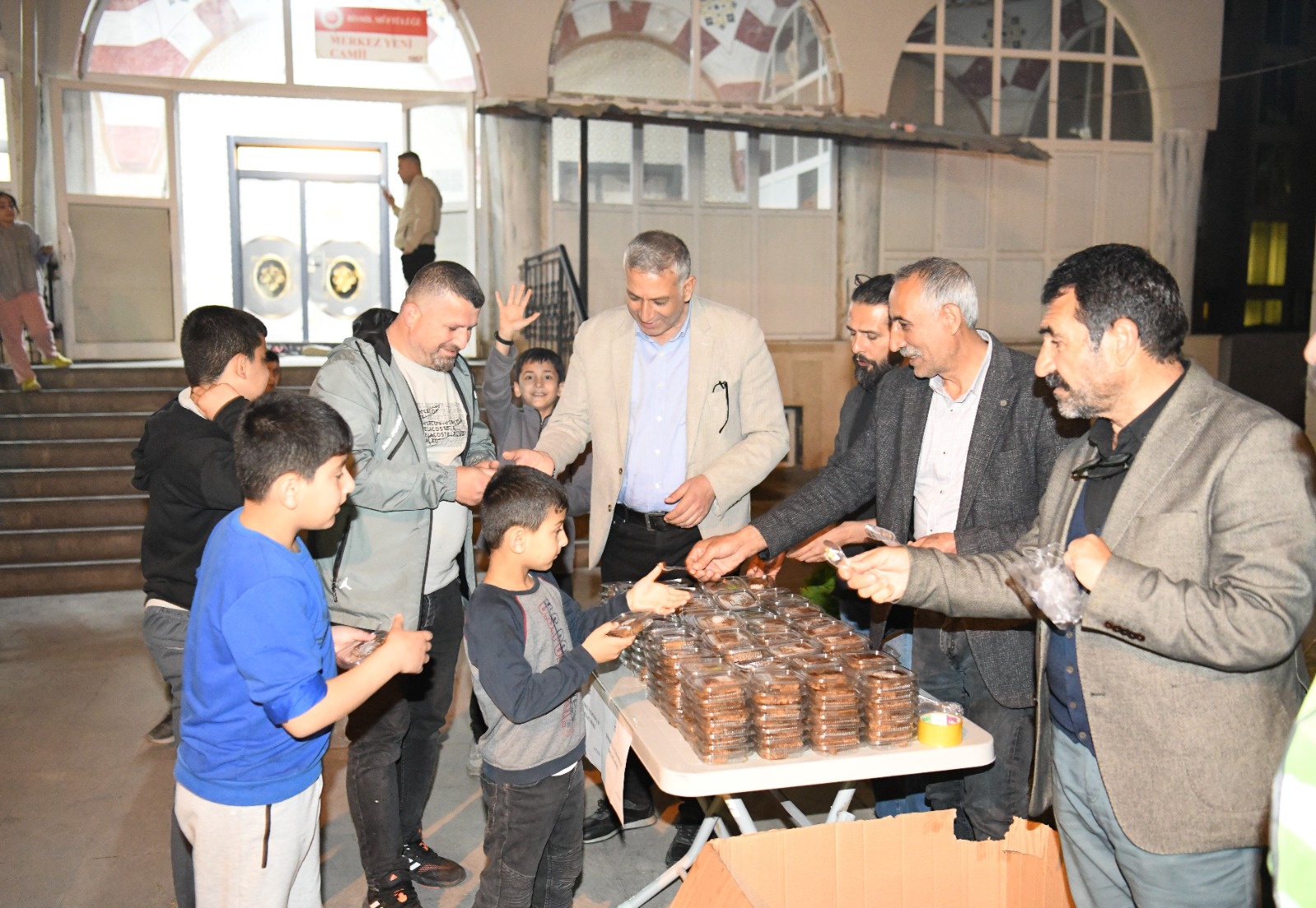 Kadir gecesinde Eş Başkanları yurttaşlara tatlı dağıttı