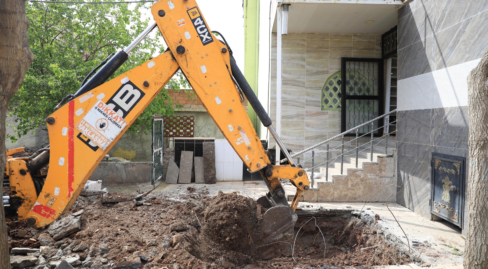 Vatandaş istedi, Kayapınar Belediyesi cami minare kazısı yaptı