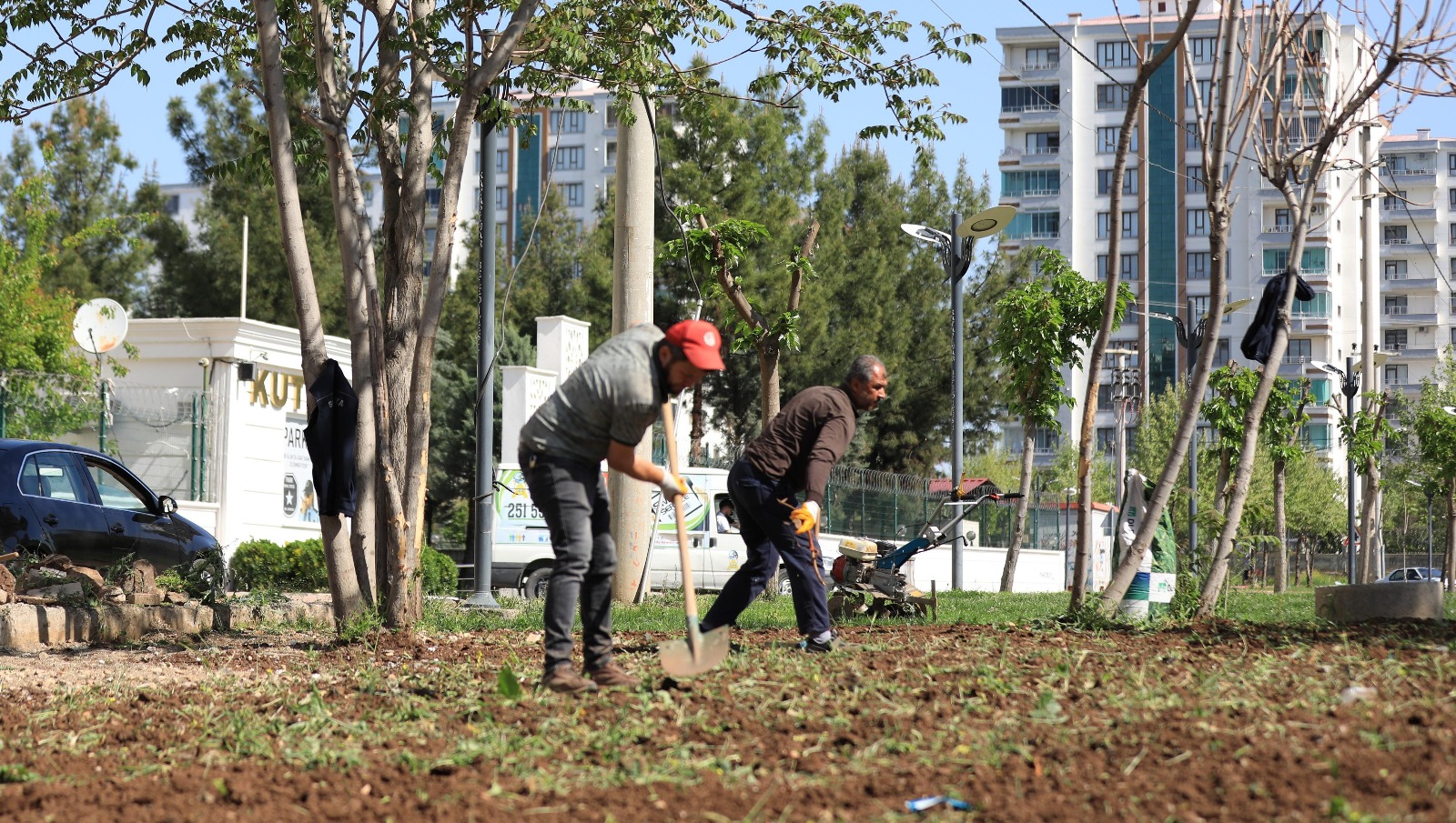 Kayapınar Belediyesi parkları yaza hazır hale getiriyor