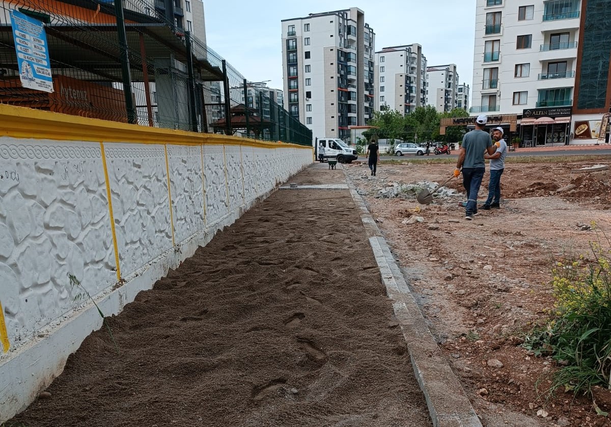 Kayapınar Belediyesi’nden okul çevrelerine parke taşı döşemesi