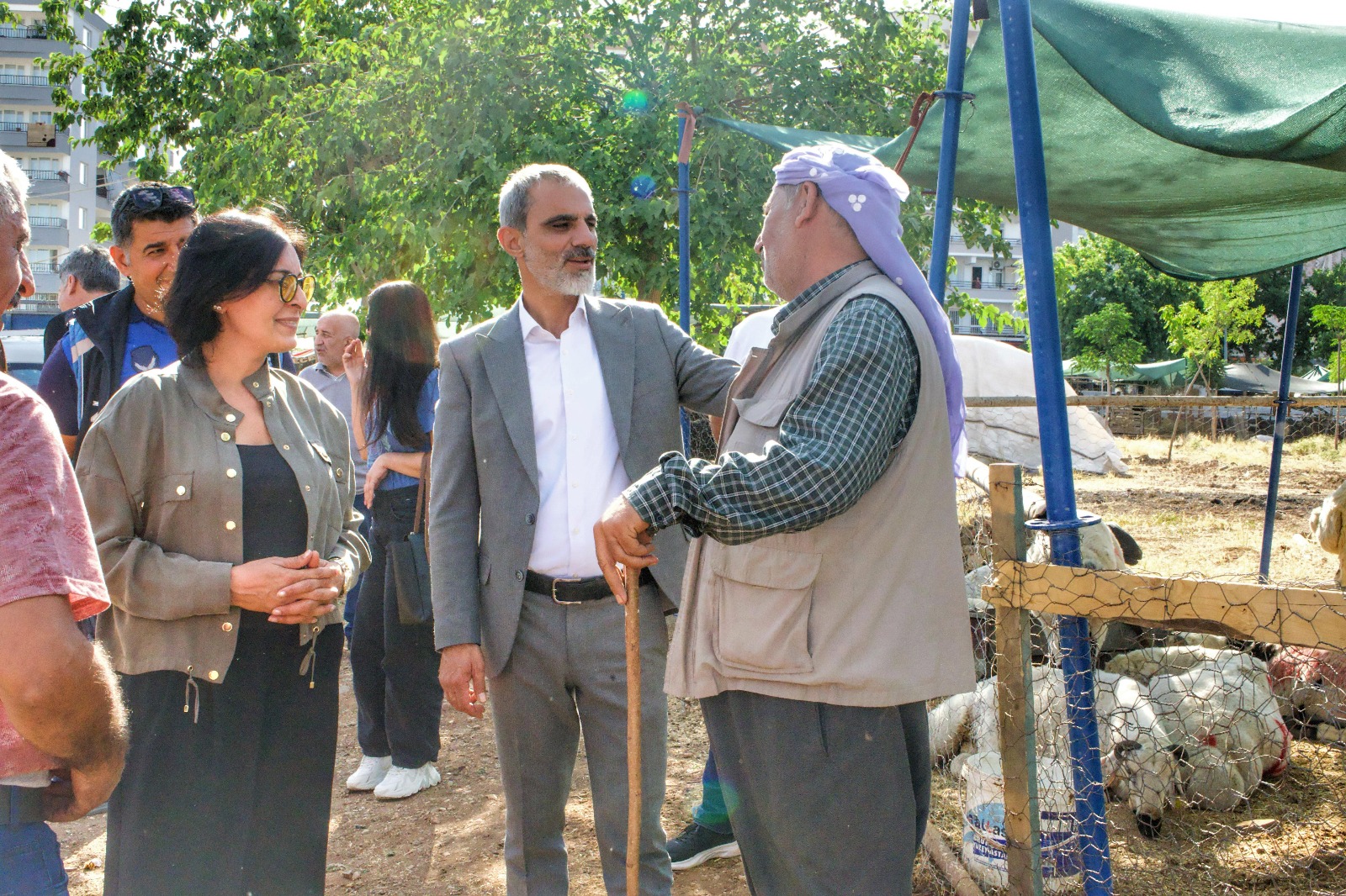 Eş Başkanlar kurban satış ve kesim yerlerini denetlediler