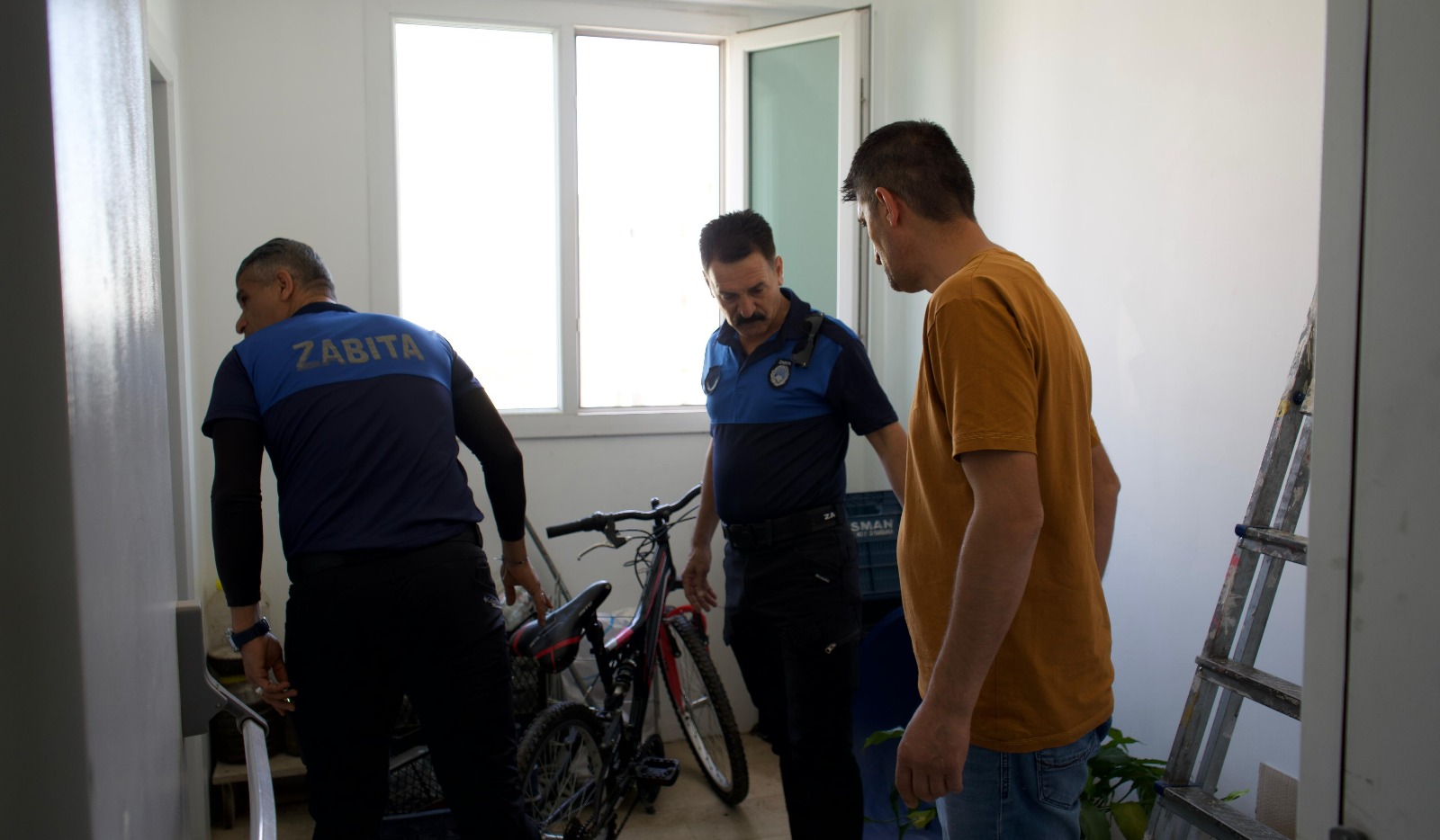 Kayapınar Belediyesi zabıtasından yangın merdiveni denetimi