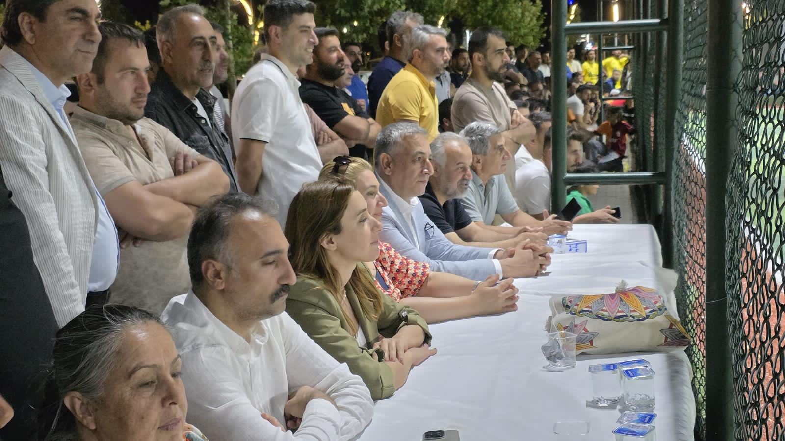 Bismil’de ‘Vedat Aydın spor Turnuvası’nda anlamlı pankartlar açıldı