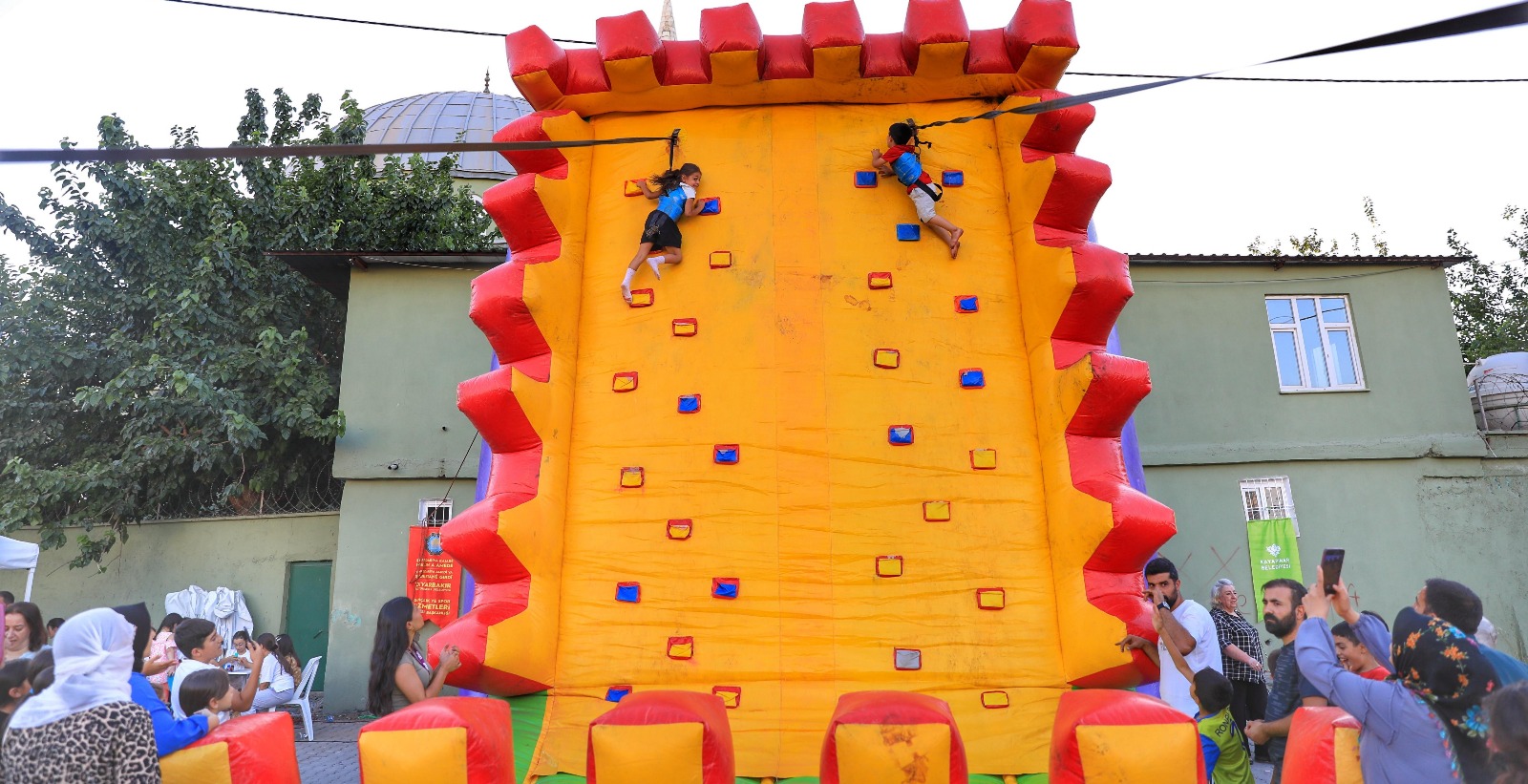 Kayapınar Belediyesi köy çocuklarını unutmadı