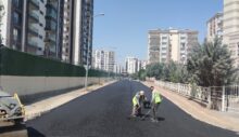 Kayapınar Belediyesi’nden cami yolları ve okul bahçelerine asfalt hizmeti
