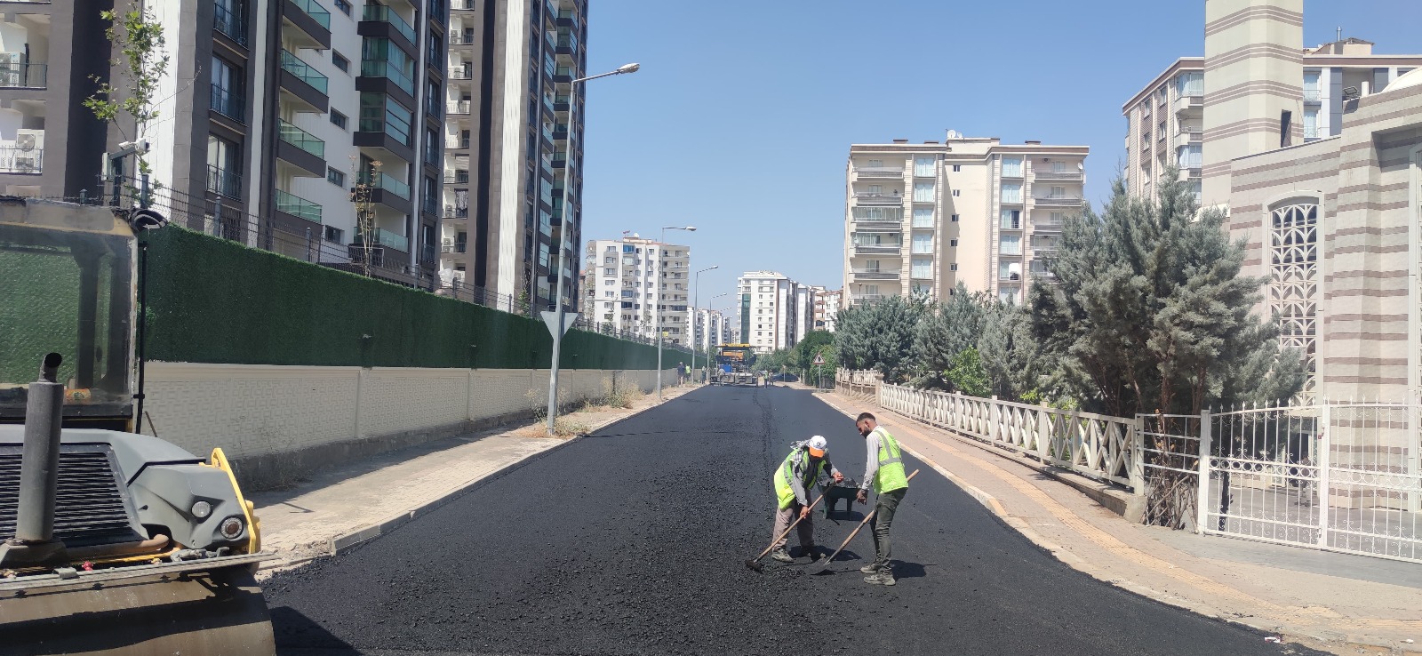 Kayapınar Belediyesi’nden cami yolları ve okul bahçelerine asfalt hizmeti