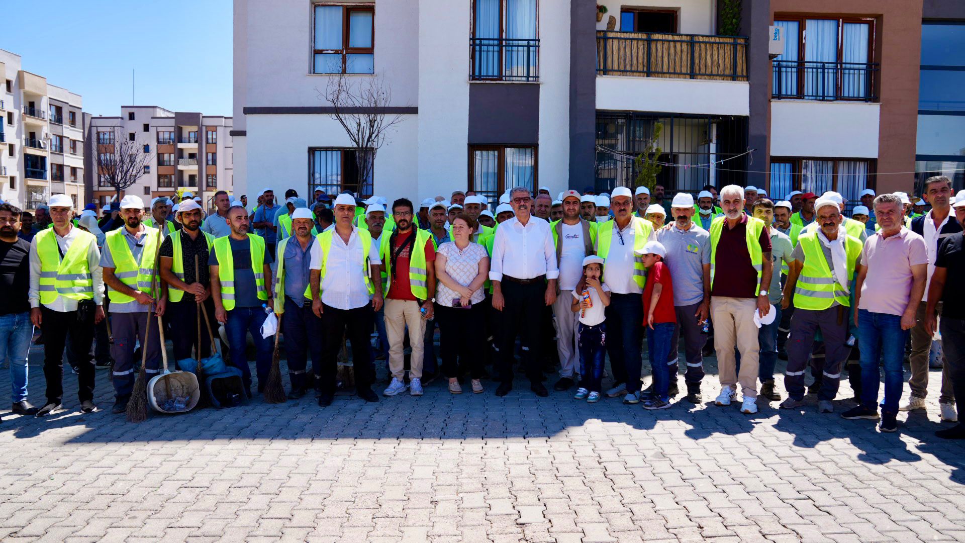 Oğlaklı’da Eşbaşkanlar ve 220 emekçi ile birlikte temizlik çalışması yapıldı