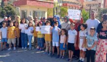 Diyarbakır’da Öğrenci ve velileri müdürü protesto etmek için okul önünde oturma eylemi yaptılar