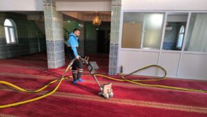 Kayapınar Belediyesi köy camilerini temizliyor