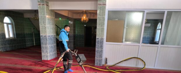 Kayapınar Belediyesi köy camilerini temizliyor