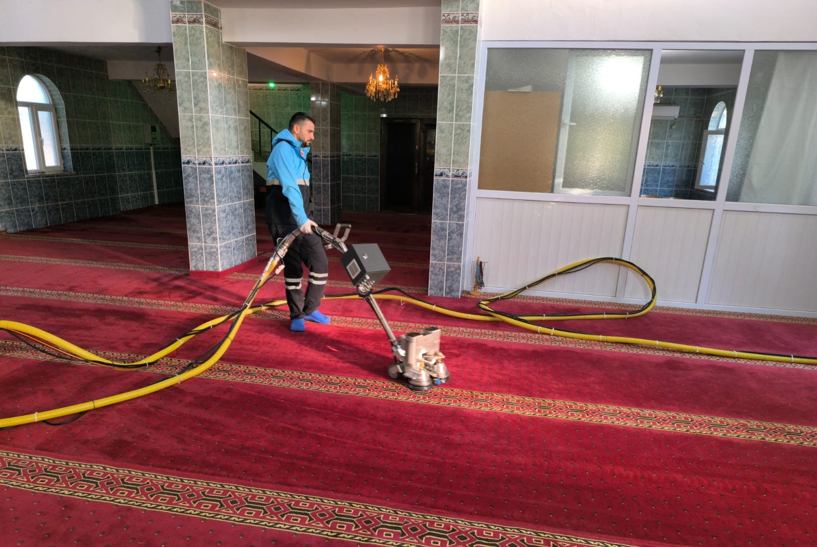 Kayapınar Belediyesi köy camilerini temizliyor