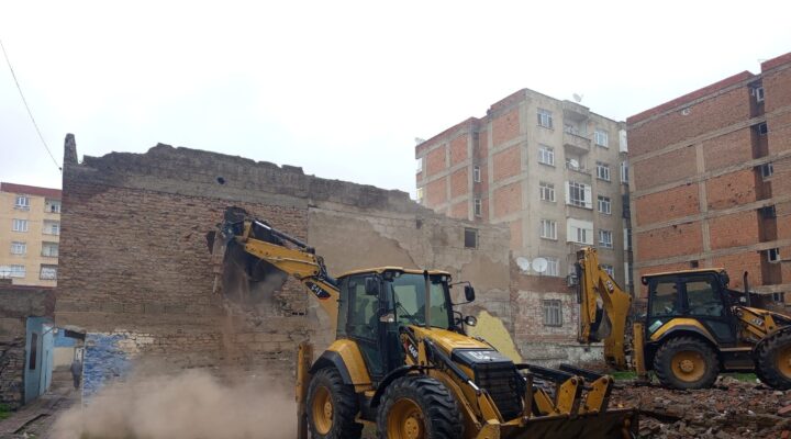 Metruk Binalar Bir Bir Yıkılıyor, Sokaklar Güvenli Hale Geliyor 