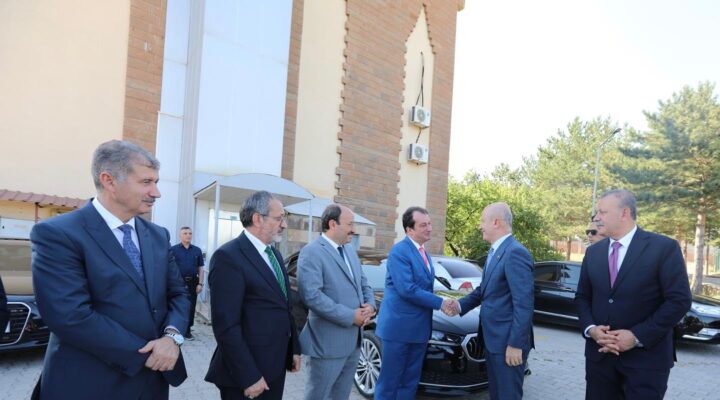 REKTÖR ERONAT, AHLAT’TA BÖLGE ÜNİVERSİTELERİ REKTÖRLERİ İSTİŞARE TOPLANTISI’NA KATILDI