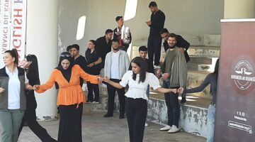 Dicle Üniversitesi’nde Kampüs Halaylarla Şenlendi