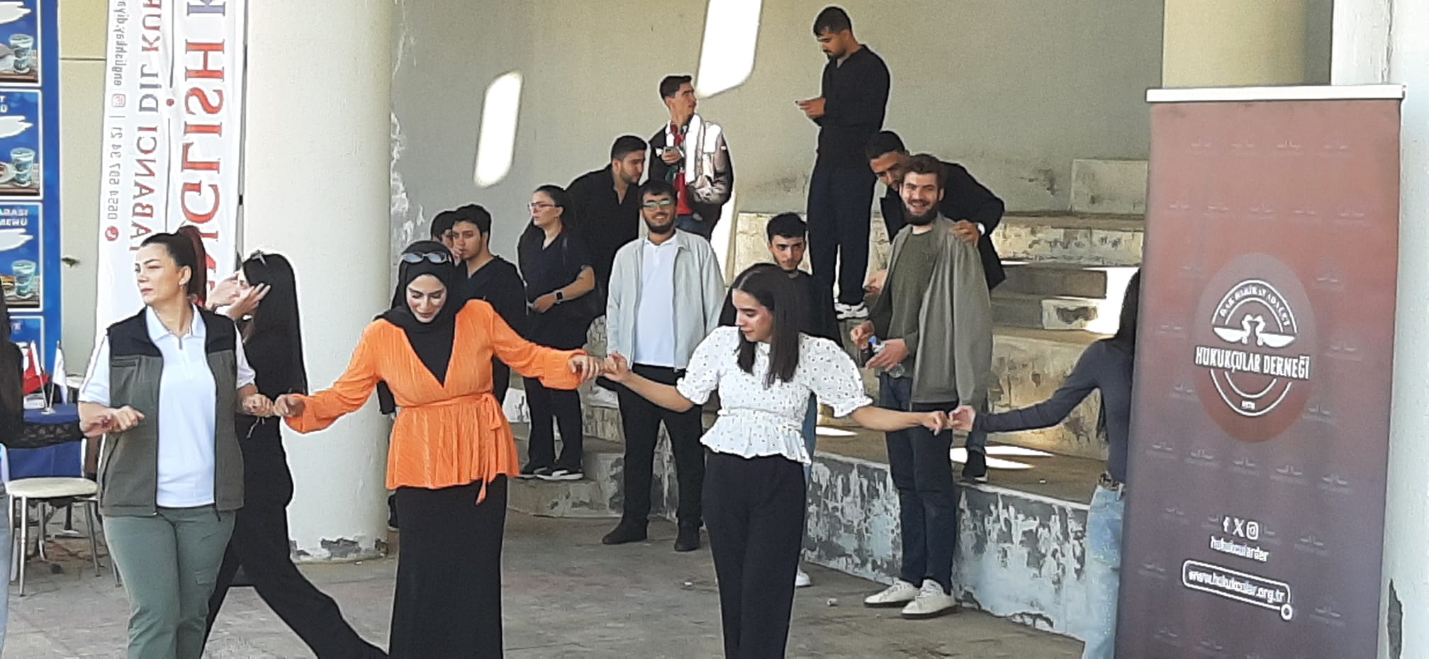 Dicle Üniversitesi’nde Kampüs Halaylarla Şenlendi
