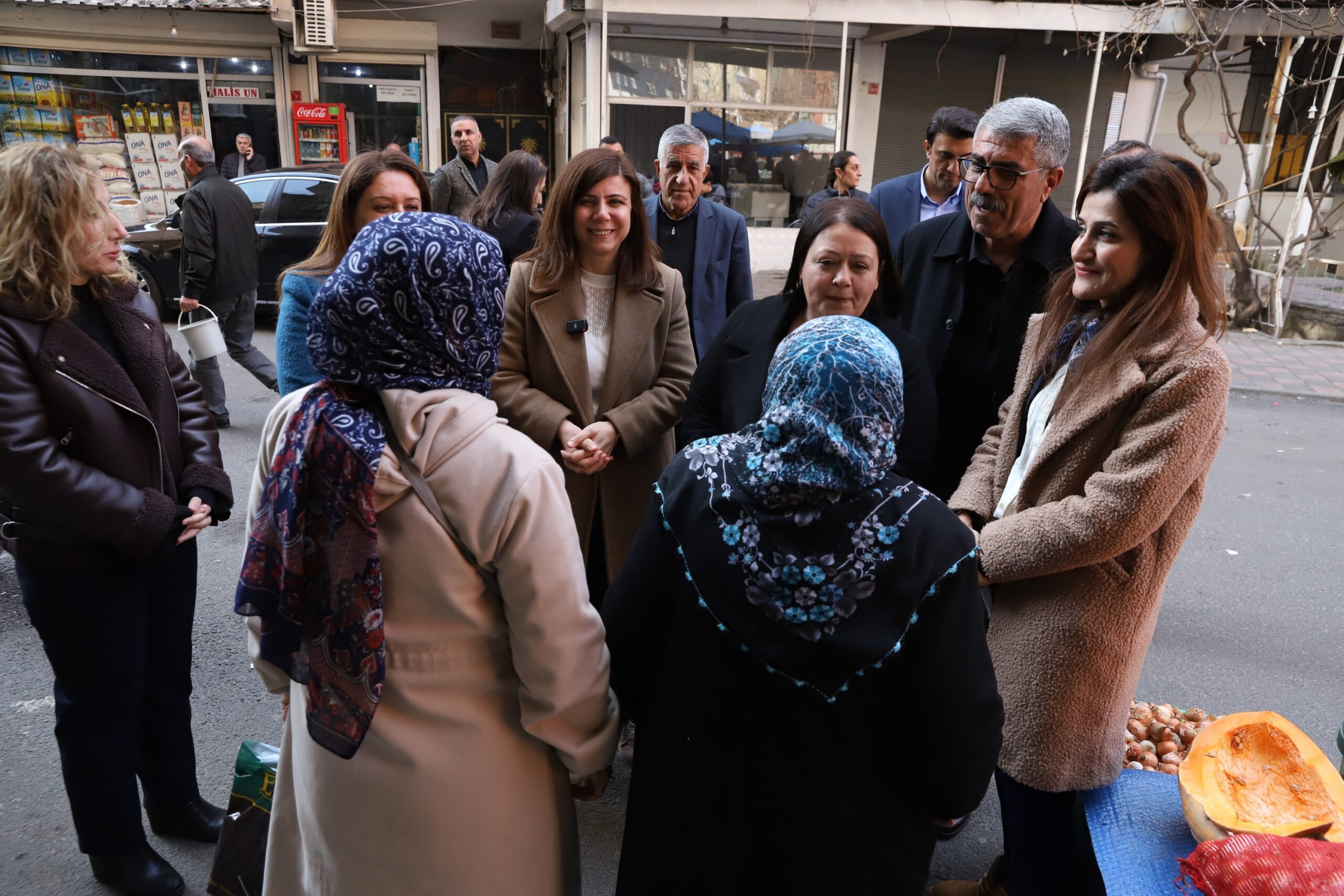 Eş Başkanlar, pazar esnafı ve yurttaşlarla bir araya geldi