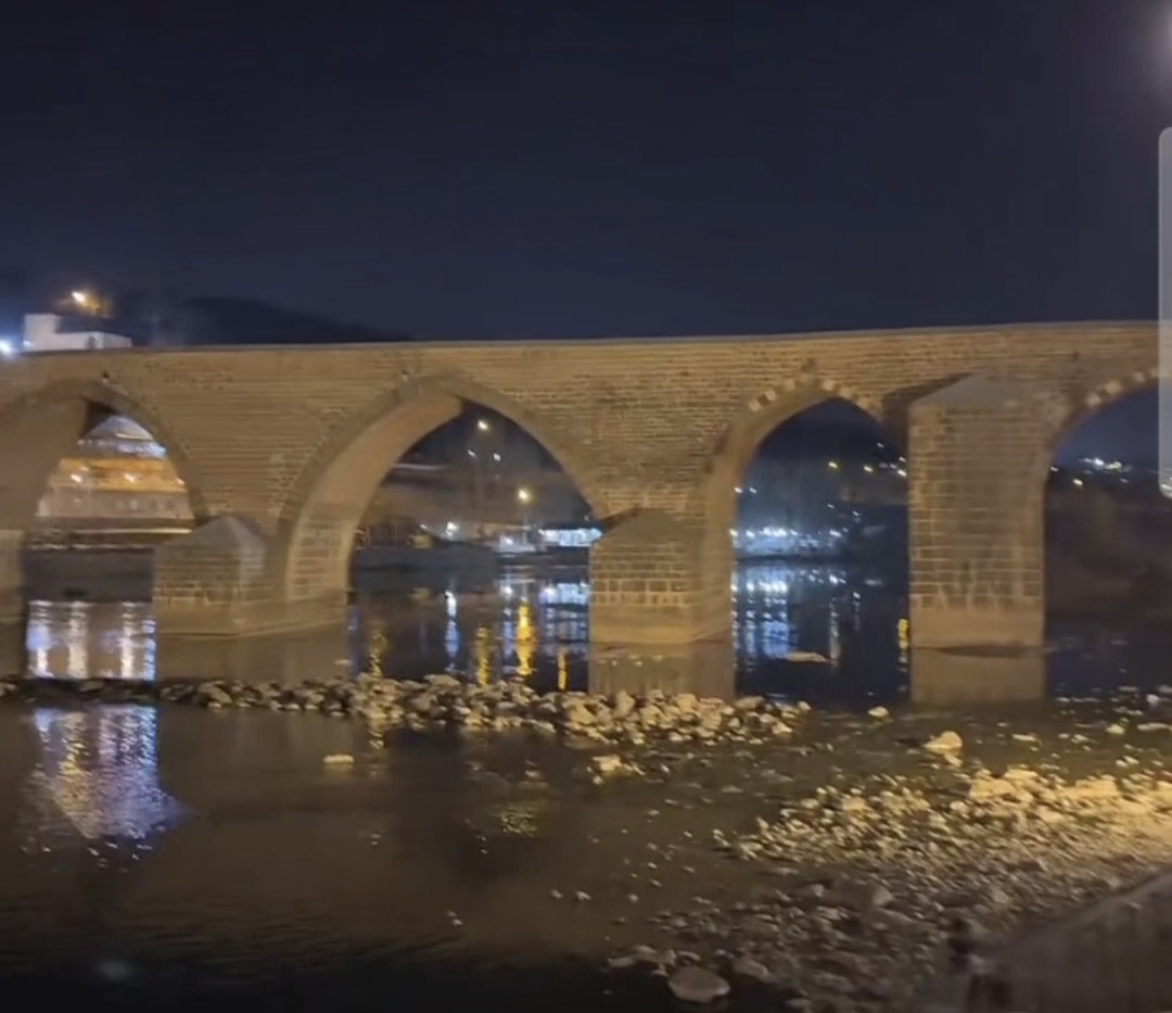 Diyarbakır On Gözlü Köprü’de Su Seviyesinin Düşmesi Vatandaşları Tedirgin Etti