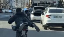Diyarbakır’da yüzüstü yatarak motosiklet sürdü  #diyarbakır #spring