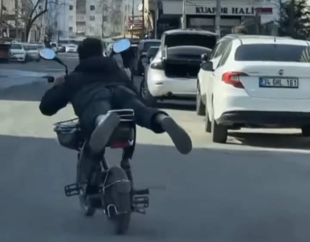 Diyarbakır’da yüzüstü yatarak motosiklet sürdü  #diyarbakır #spring