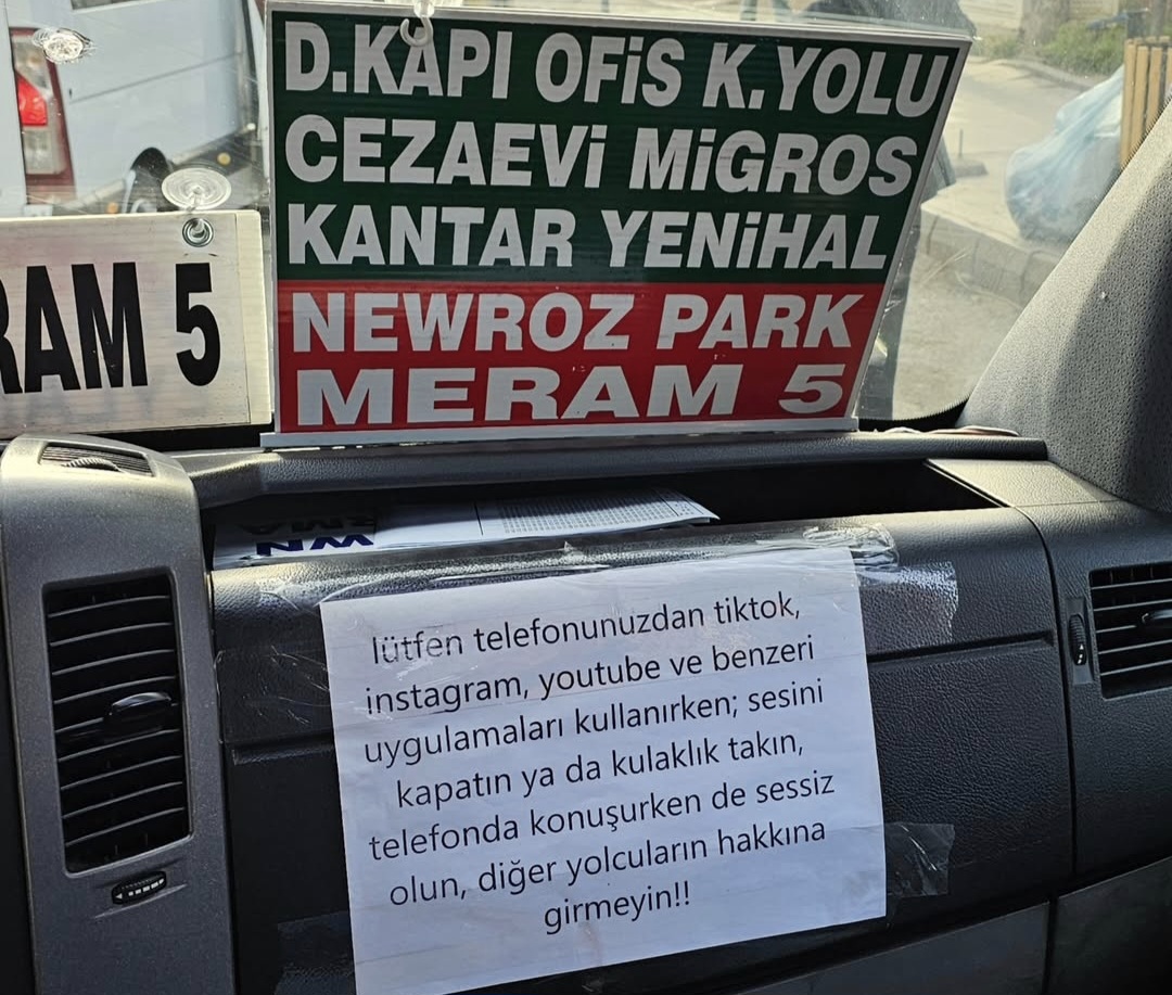 Diyarbakır’da Minibüs Şoföründen Duyarlı Adım: “Lütfen Kulaklık Takarak İzleyelim”