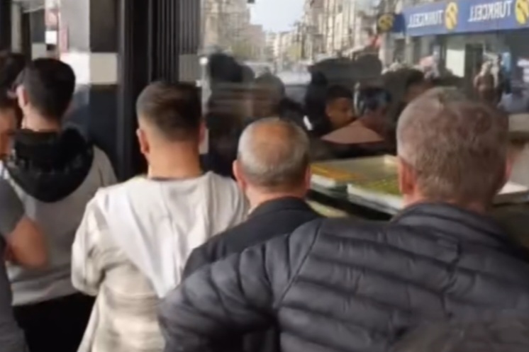 Bağlar’da Tatlıcı Dükkanında Uzun Kuyruklar Oluştu