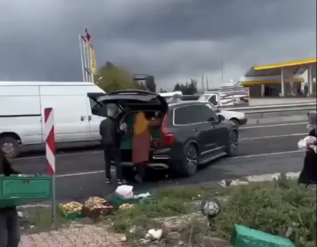 Yola saçılan sebzeleri kasa kasa lüks araçlarına yüklediler