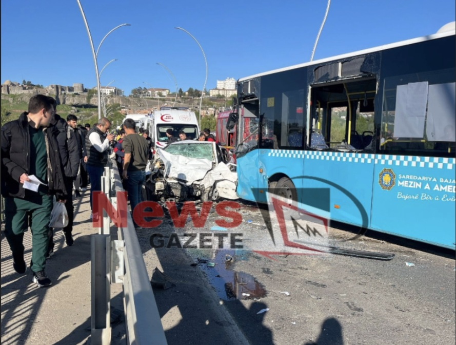 Üniversite Yolunda Feci Kaza: Otomobil ile Belediye Otobüsü Çarpıştı