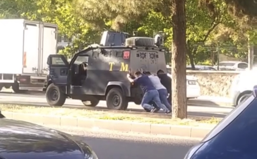 Diyarbakır’da Zırhlı Araç Yolda Kalınca Vatandaşlar Seferber Oldu